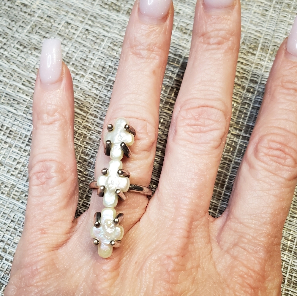 Irregular cross pearl ring